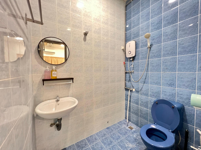 Bathroom 3, Yolo 10PAX CentralTown in AirPutih, PS4, Netflix, Kuantan