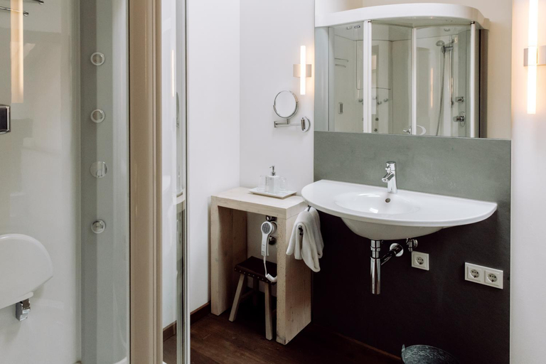 Bathroom 5, Hirzinger - Gasthaus und Hotel, Rosenheim