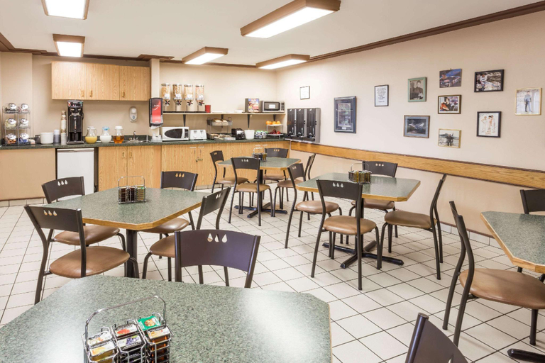 Food & Drinks 5, Super 8 by Wyndham Moose Jaw SK, Division No. 7