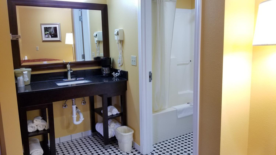Bathroom 3, Dew Drop Inn, Clallam