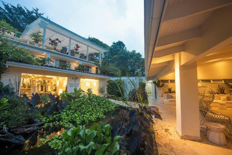 Exterior & Views