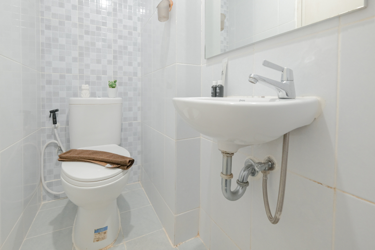 Bathroom 5, Comfort and Compact Studio at Apartment Tokyo Riverside PIK 2 By Travelio, Tangerang