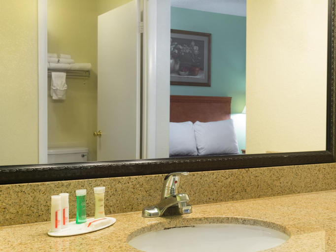 Bathroom, Howard Johnson by Wyndham Tallahassee, Leon