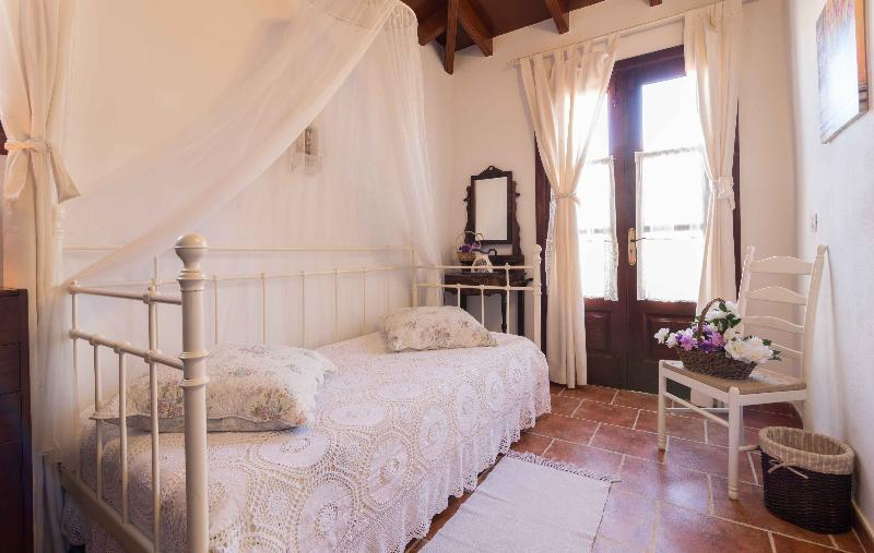 Bedroom, Finca El Picacho Apartments in the countryside 2 Km from the beach, Santa Cruz de Tenerife