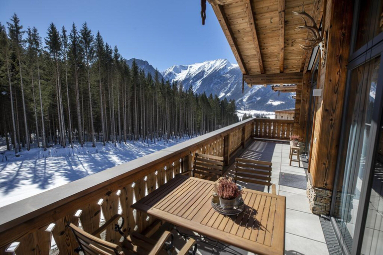 Outdoor dining 5, Ornate Chalet in Neukirchen near Wildkogel Ski Arena, Zell am See