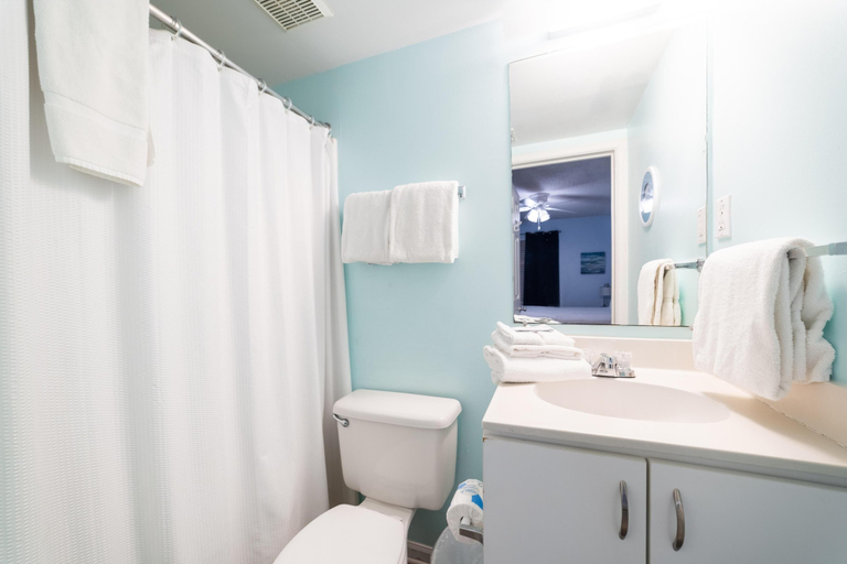 Bathroom 3, Tradewinds 503, Baldwin
