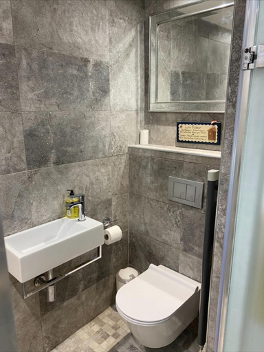 Bathroom 5, Oakwood Cabin Retreat in Bexleyheath, London