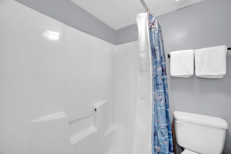 Bathroom 4, The Whaler B3, Baldwin