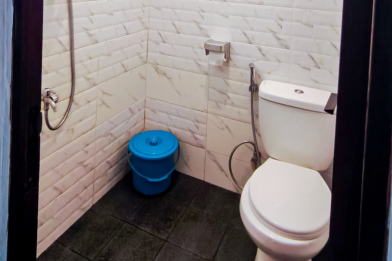 Bathroom 5, RedDoorz @ Raujan Guesthouse Syariah Banjarmasin, Banjarmasin