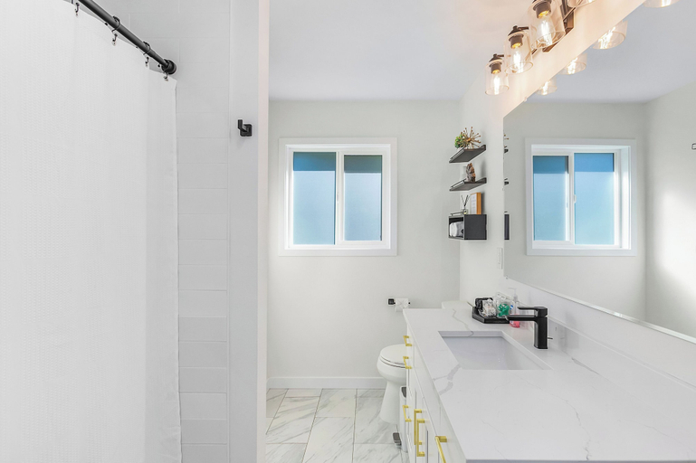 Bathroom 4, Peaceful Island Getaway Port Susan views, Island