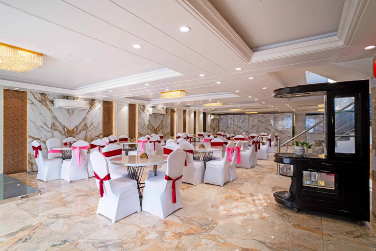 Food & Drinks 5, Treebo Royal Grand, Sector 71, Gautam Buddha Nagar