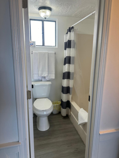 Bathroom 2, Nautical Motel, Rockingham