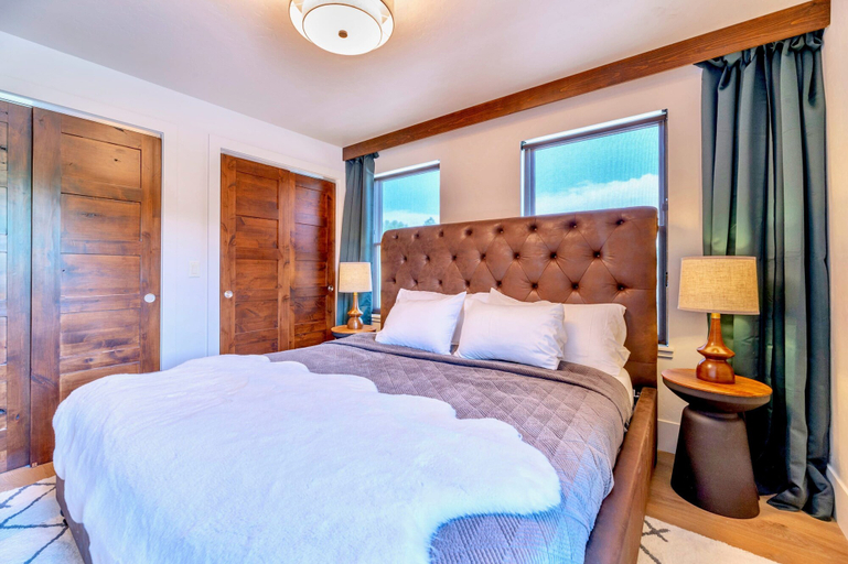 Bedroom 3, Luxury 2BR Mountain Townhouse w Picturesque Views, Summit