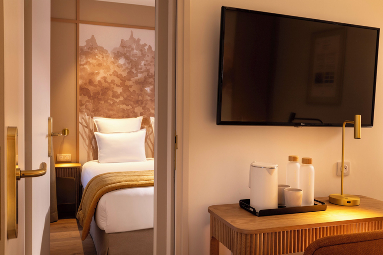 Bedroom 3, Hotel Le Cardinal, Paris