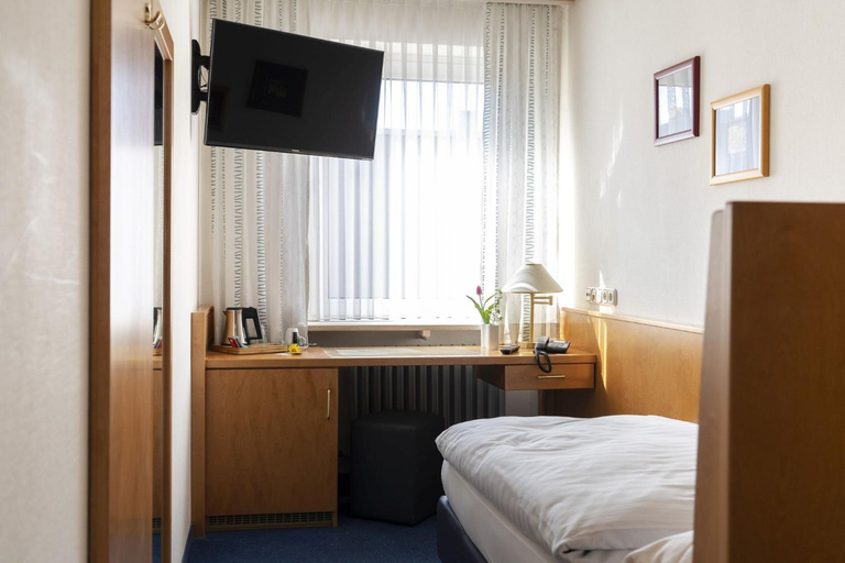 Bedroom 3, Hotel & Apartments Bohm, Neustadt an der Waldnaab