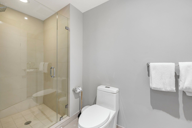 Bathroom 5, Lyfe Building - Steps to Hallandale Beach - We Host, Broward