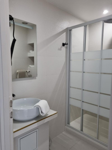 Bathroom 4, Hotel d'Angleterre Rouen Centre Gare, Seine-Maritime