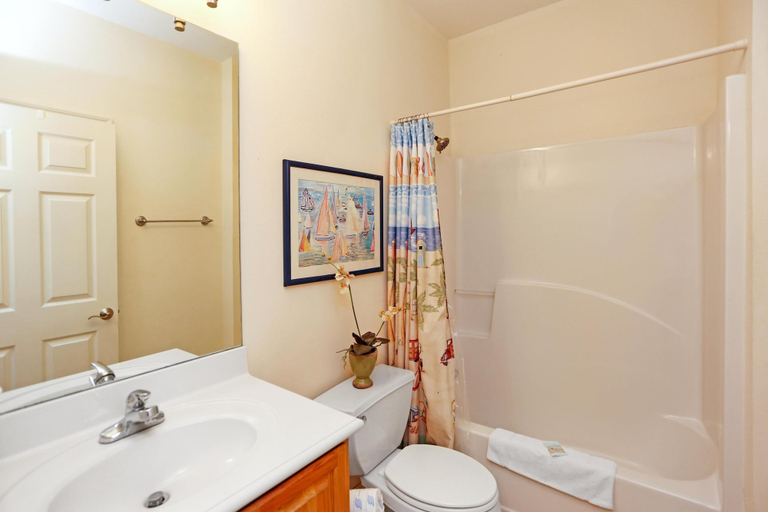 Bathroom 4, Dunes Club 1C, Gulf