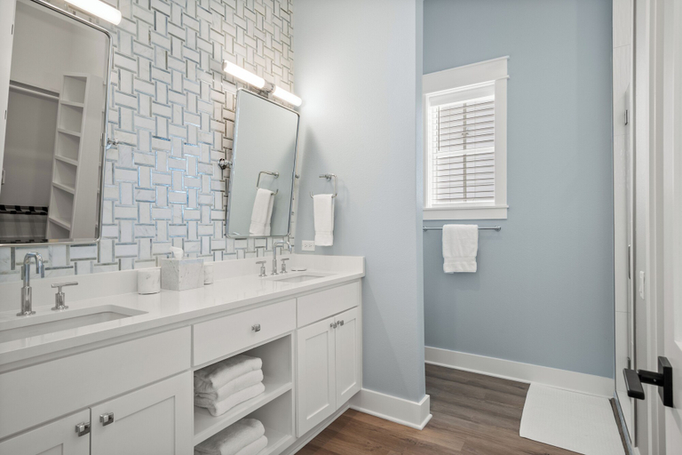Bathroom 4, C Shell 107 FI, Nueces