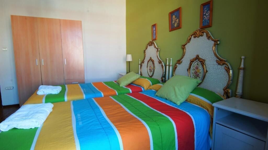 Bedroom 4, Pensión Sandoval by gaiarooms, León