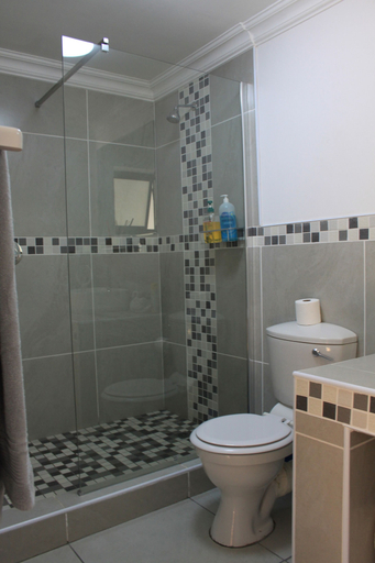Bathroom 5, Pelican Lodge, Eden