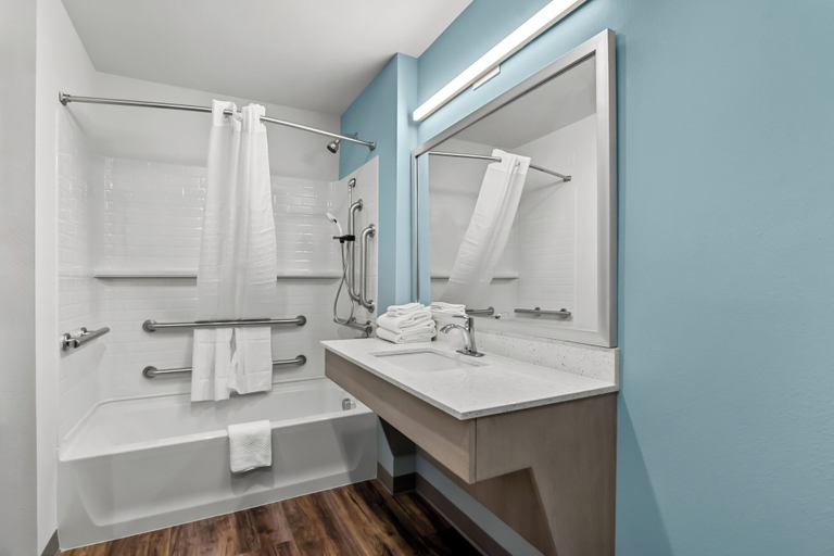 Bathroom 4, Woodspring Suites Newington - Hartford South, Hartford