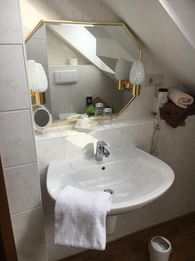 Bathroom 4, waldhotel AUSZEIT mit Restaurant & Cafe, Harz