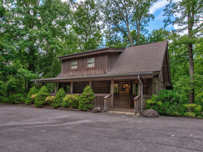 Exterior & Views 1, Buckhorn, Sevier