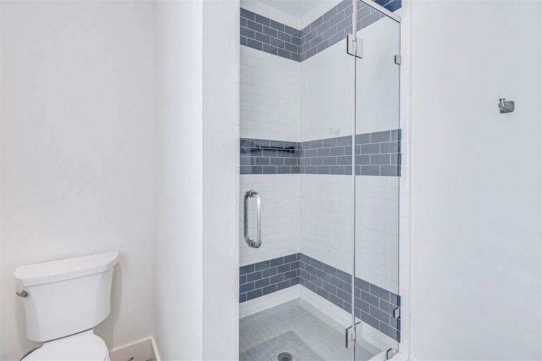 Bathroom 4, The Rendezvous 310 GR, Nueces
