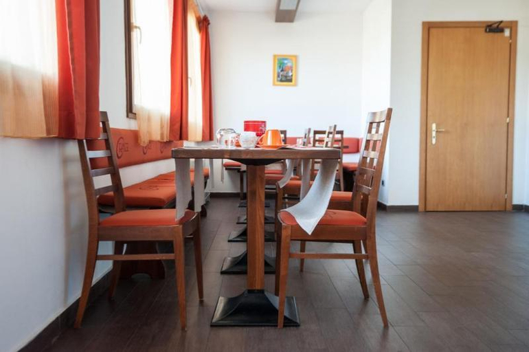 Food & Drinks, Orange Motel, Varese