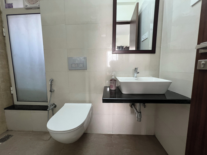 Bathroom 2, Pinakii Comfort Stay Malad - Near Nesco & Oberoi Mall, Mumbai Suburban