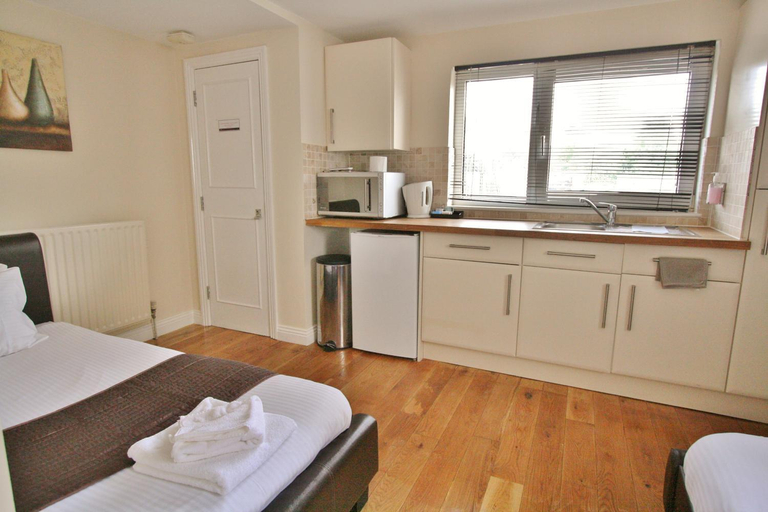 Bedroom 2, Central Studios Gloucester Road by RoomsBooked - Free Parking, Gloucestershire