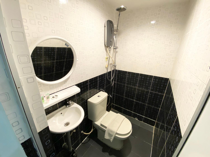 Bathroom 2, 1108 Hotel Sungkai, Batang Padang