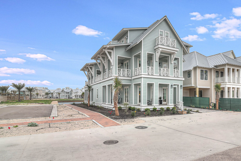 Exterior & Views