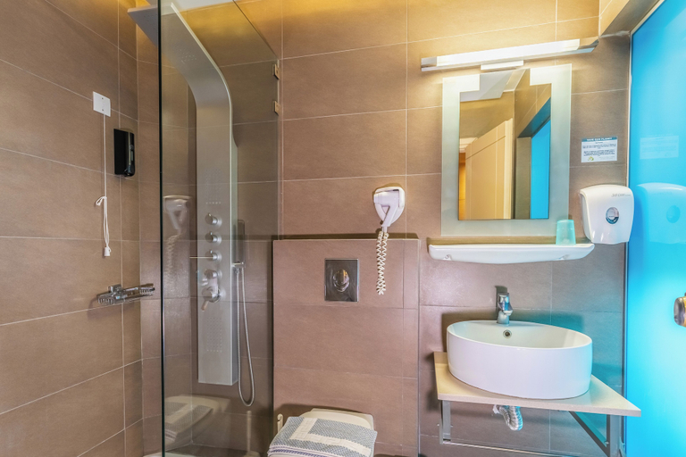 Bathroom 4, Pantheon Hotel, Crete