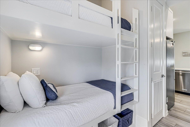 Others 3, Flying Dolphin TC 10201, Nueces