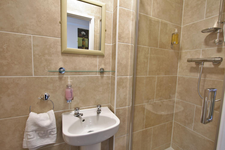 Bathroom 3, Central Hotel, Gloucestershire