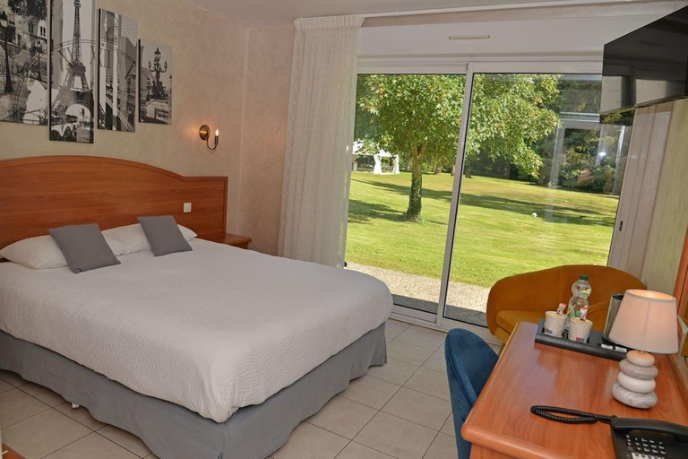Bedroom 3, Logis Hostellerie Le Chatel, Seine-et-Marne