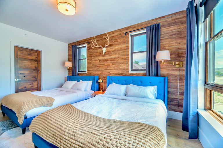 Bedroom 5, Luxury 2BR Mountain Townhouse w Picturesque Views, Summit