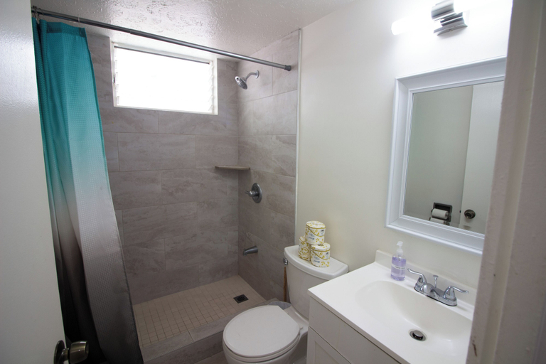 Bathroom 4, Waikiki Beachside Hostel, Honolulu