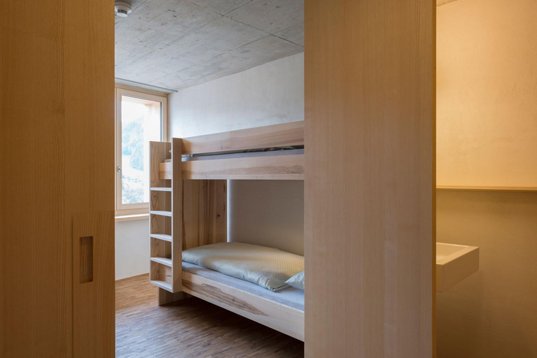 Bedroom, Saanen-Gstaad Youth Hostel, Saanen