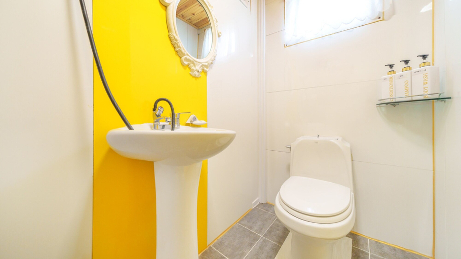 Bathroom 4, Pohang Puleungolae Caravan, Pohang