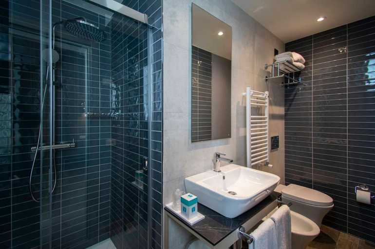 Bathroom 3, Hotel Medusa, Lucca