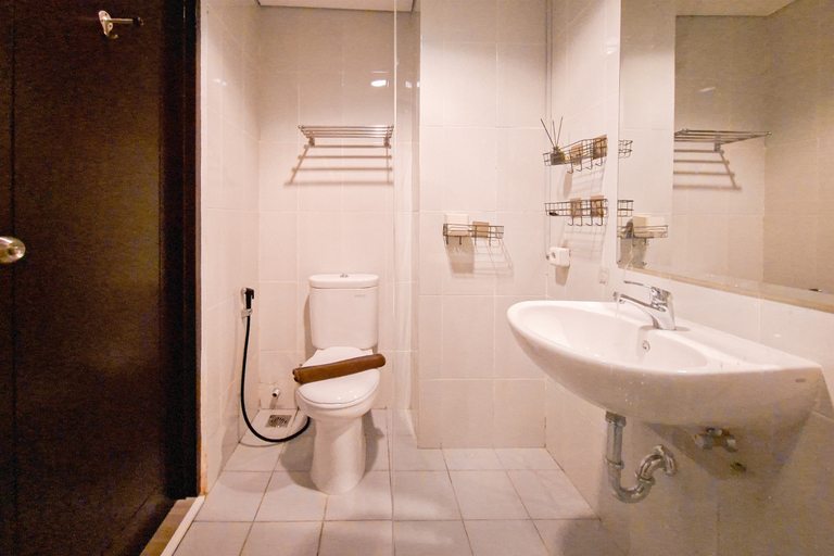 Bathroom 5, Comfy Rustic Studio Apartment at Casa De Parco By Travelio, Tangerang
