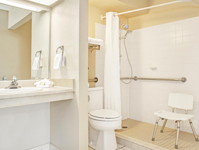 Bathroom 4, Quality Inn Mason Near Kings Island, Warren
