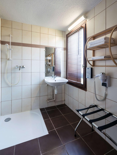 Bathroom 4, Kyriad Caen Sud - Ifs, Calvados