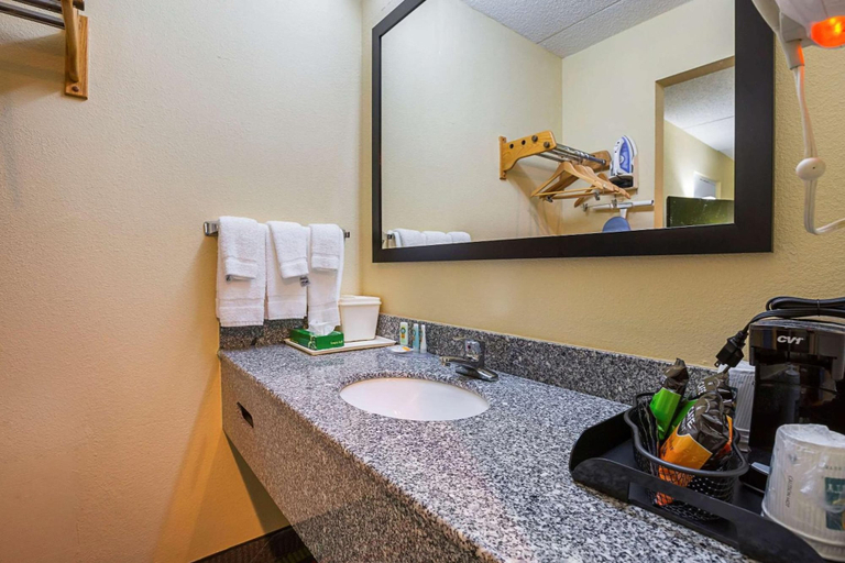 Bathroom 4, Motel 6 Knoxville, TN - East, Knox