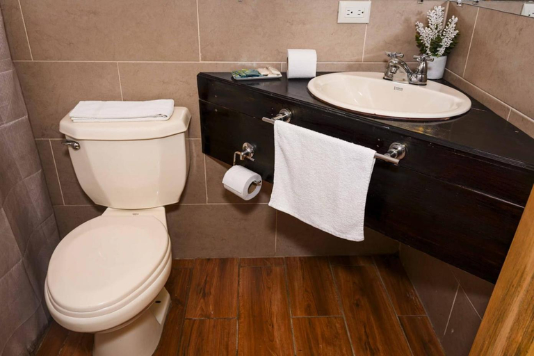 Bathroom 3, Estancia del Monje, Cobán