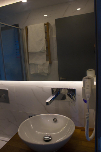 Bathroom 2, Port Marina Hotel, Karataş