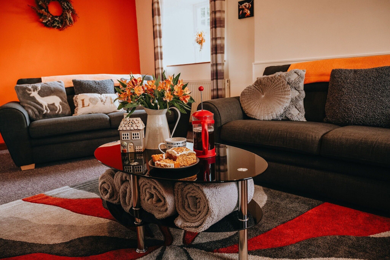 Living area, Luxury 5-bed Farmhouse - Sleeps 8 & Hot Tub, Powys